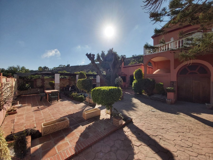 Maison individuelle de caractéristique spéciale à Nerja avec 4 chambres spacieuses, 3 salles de bains et piscine privée.