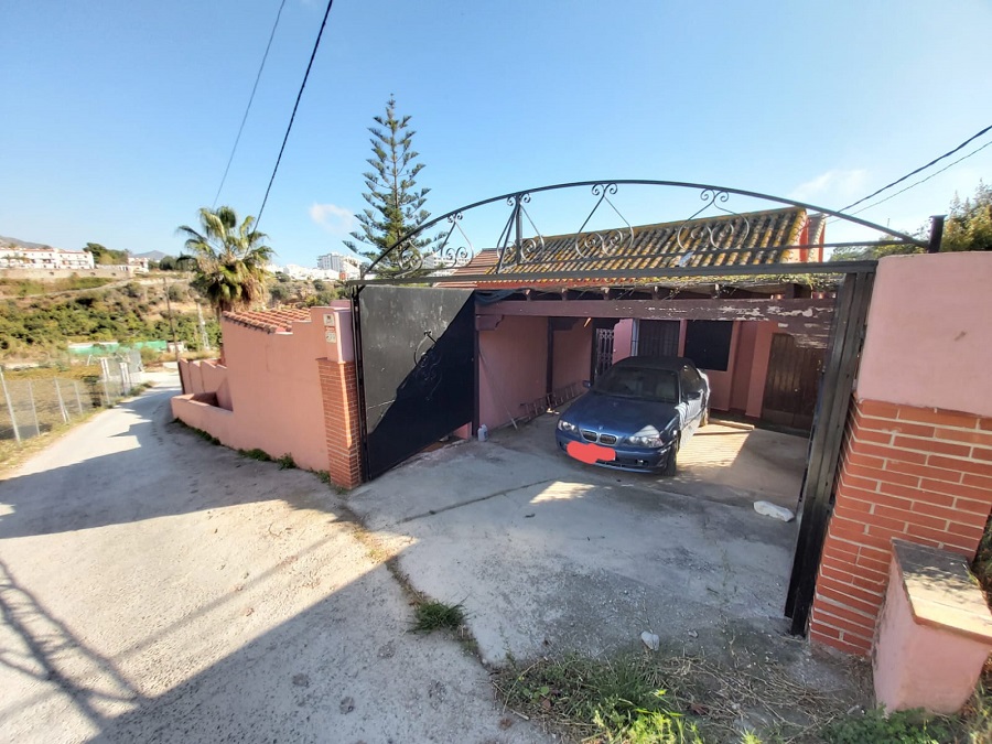 Maison individuelle de caractéristique spéciale à Nerja avec 4 chambres spacieuses, 3 salles de bains et piscine privée.