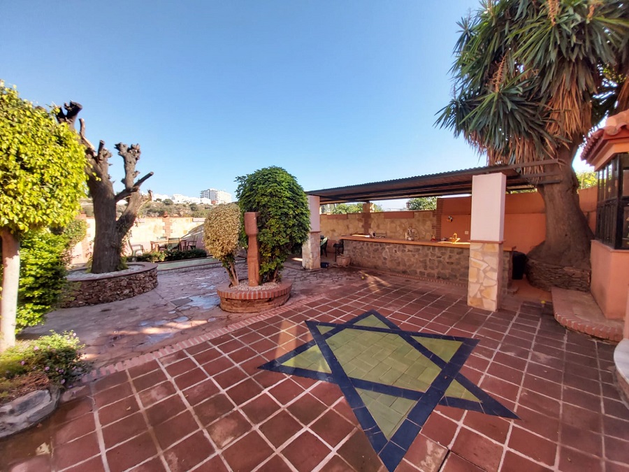 Maison individuelle de caractéristique spéciale à Nerja avec 4 chambres spacieuses, 3 salles de bains et piscine privée.