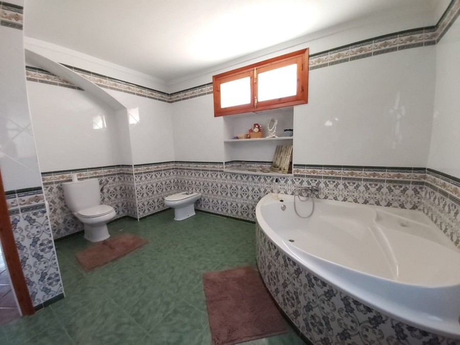 Speciale casa indipendente caratteristica a Nerja con 4 ampie camere da letto, 3 bagni e piscina privata.