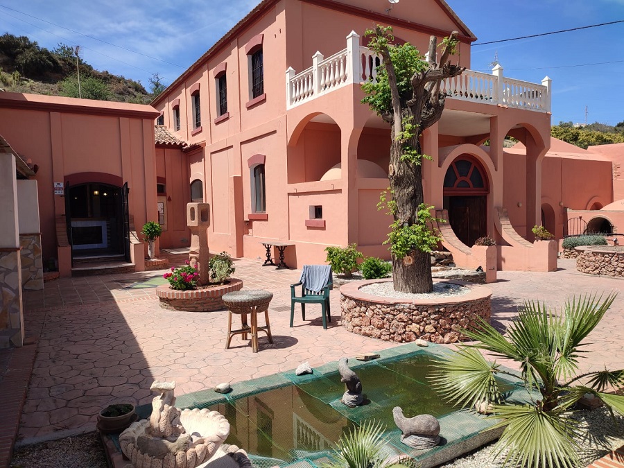 Maison individuelle de caractéristique spéciale à Nerja avec 4 chambres spacieuses, 3 salles de bains et piscine privée.