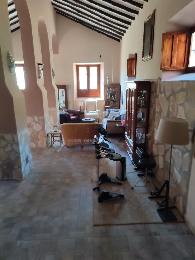 Speciale casa indipendente caratteristica a Nerja con 4 ampie camere da letto, 3 bagni e piscina privata.