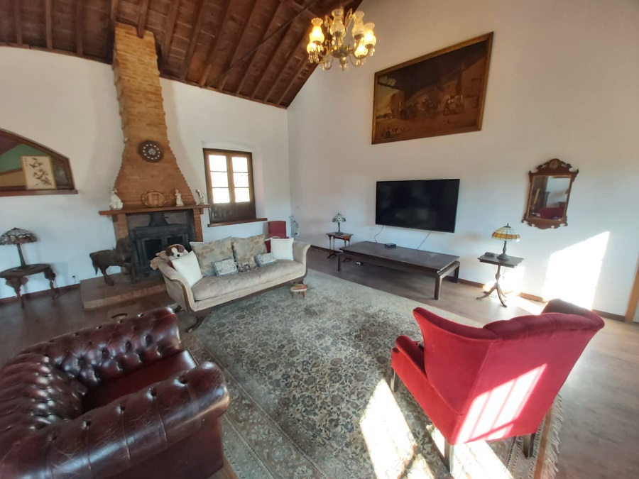 Característica especial casa unifamiliar en Nerja con 4 amplios dormitorios, 3 baños y piscina privada.