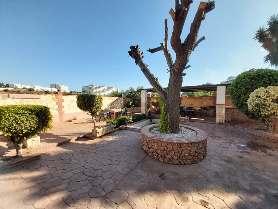 Maison individuelle de caractéristique spéciale à Nerja avec 4 chambres spacieuses, 3 salles de bains et piscine privée.