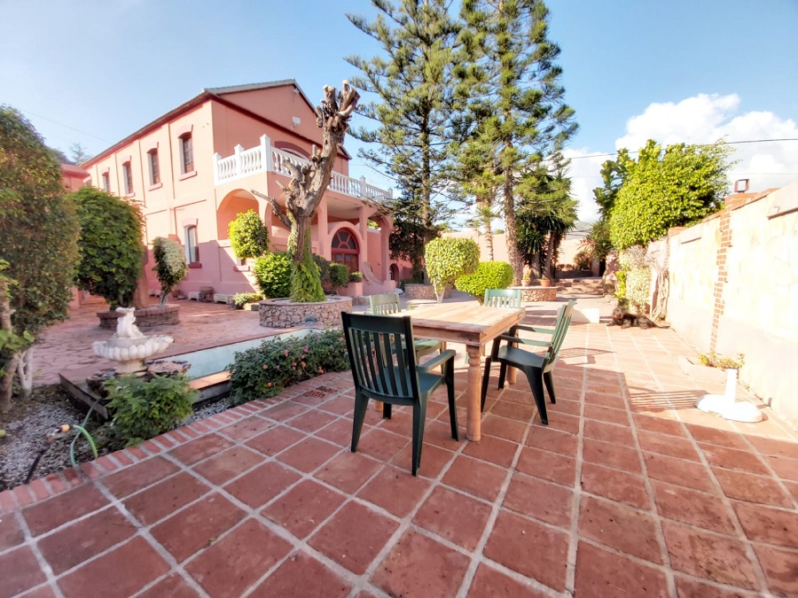 Maison individuelle de caractéristique spéciale à Nerja avec 4 chambres spacieuses, 3 salles de bains et piscine privée.