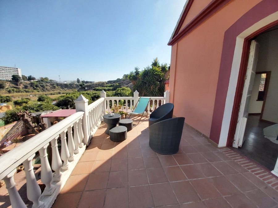 Maison individuelle de caractéristique spéciale à Nerja avec 4 chambres spacieuses, 3 salles de bains et piscine privée.