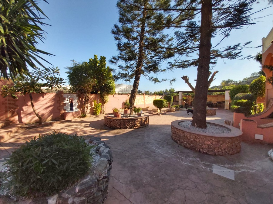 Maison individuelle de caractéristique spéciale à Nerja avec 4 chambres spacieuses, 3 salles de bains et piscine privée.