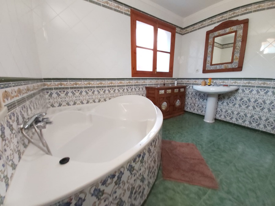 Característica especial casa unifamiliar en Nerja con 4 amplios dormitorios, 3 baños y piscina privada.