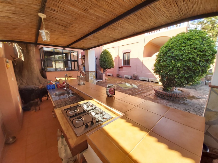 Maison individuelle de caractéristique spéciale à Nerja avec 4 chambres spacieuses, 3 salles de bains et piscine privée.