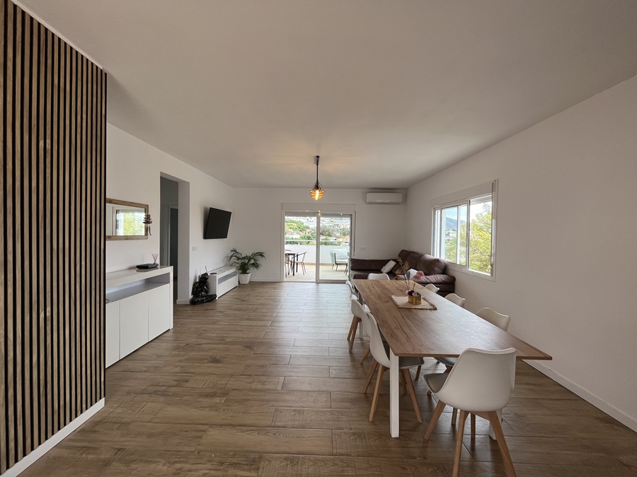 Moderne villa met privé zwembad in de wijk La Exotica, op 2 km van het strand en het centrum van Nerja