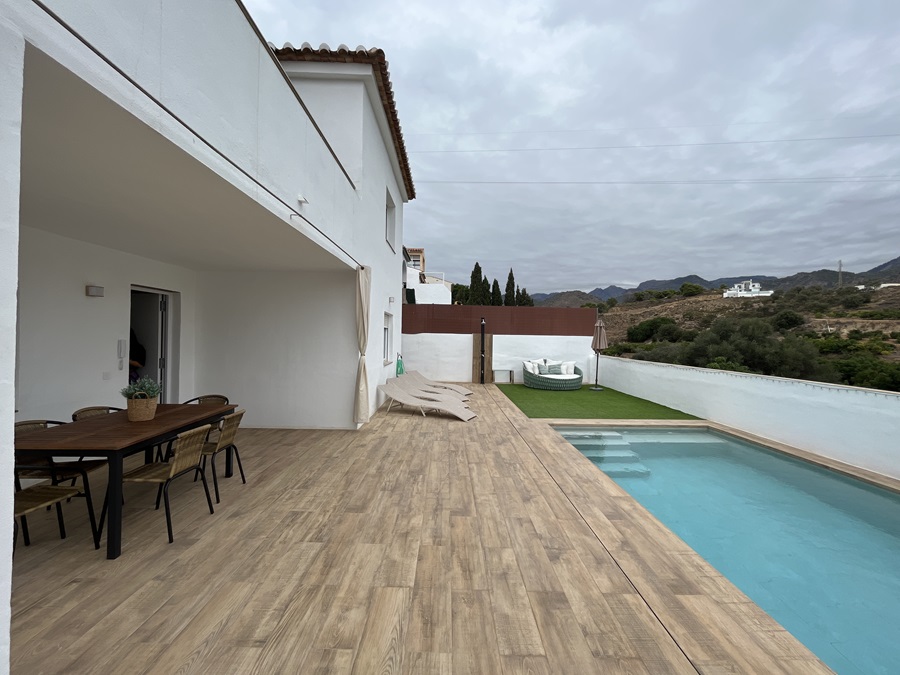 Moderne villa met privé zwembad in de wijk La Exotica, op 2 km van het strand en het centrum van Nerja