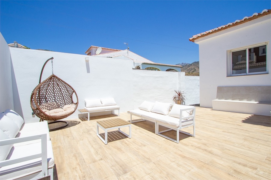 Moderne Villa mit privatem Pool in der Gegend von La Exotica, 2 km vom Strand und dem Zentrum von Nerja entfernt