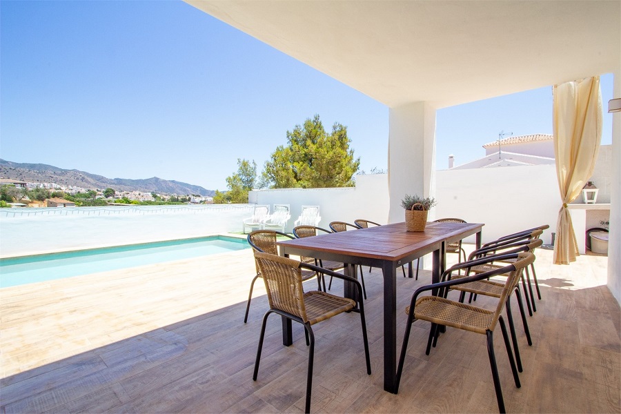 Modern villa med privat pool i området La Exotica, 2 km från stranden och centrum av Nerja