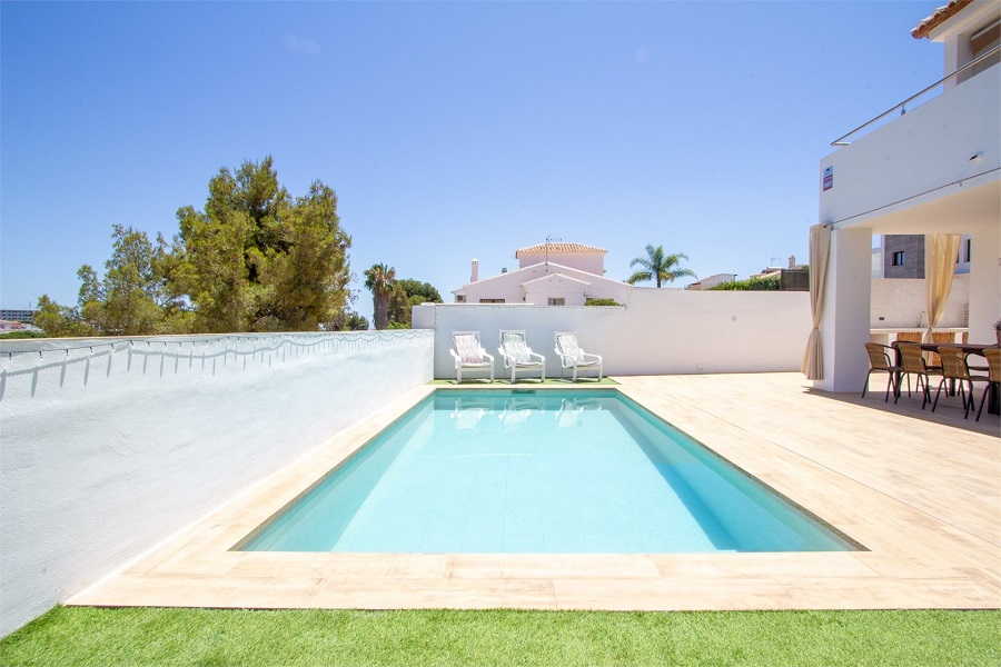 Modern villa with private pool in the area of La Exotica, 2 km from the beach and the centre of Nerja