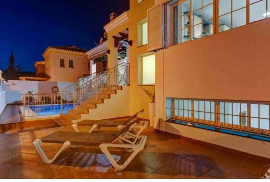 Charmig fristående villa med privat pool i Nerja, nära stranden och centrum