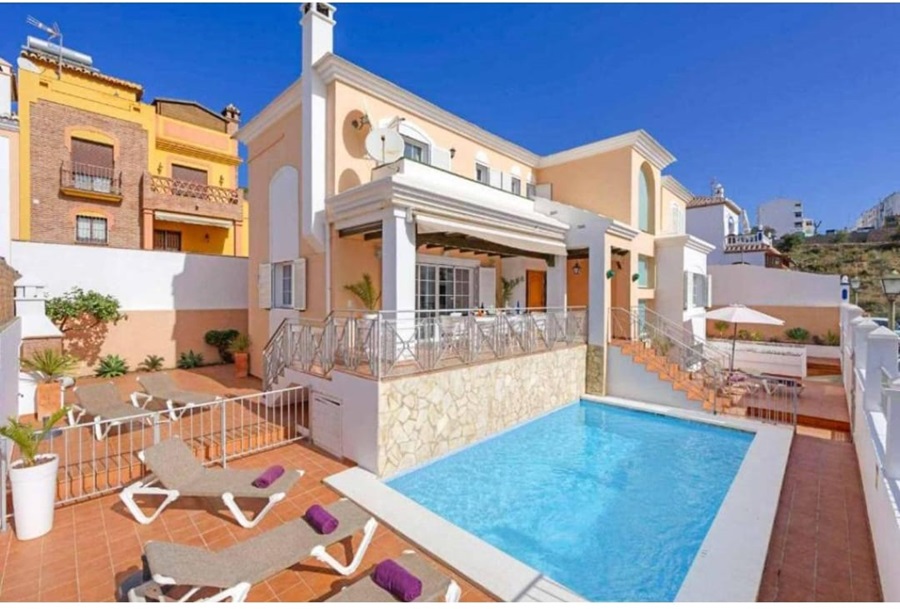 Incantevole villa indipendente con piscina privata a Nerja, vicino alla spiaggia e al centro