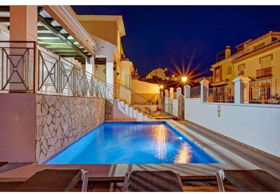 Encantador chalet independiente con piscina privada en Nerja, cerca de la playa y del centro