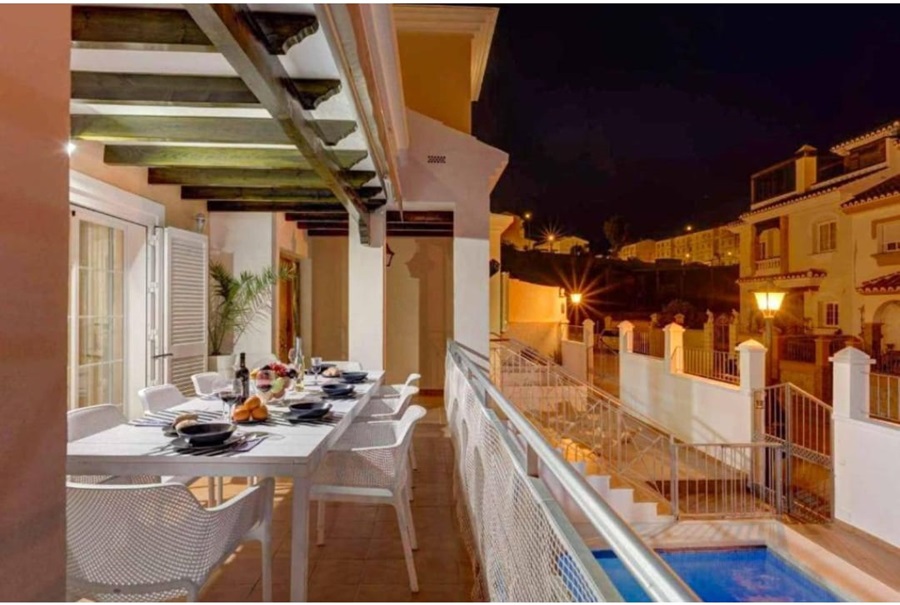 Charmig fristående villa med privat pool i Nerja, nära stranden och centrum