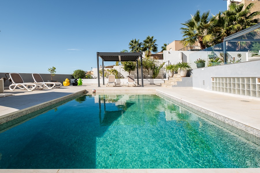 Luxusvilla mit Swimmingpool, Meerblick und 2 separaten Apartments