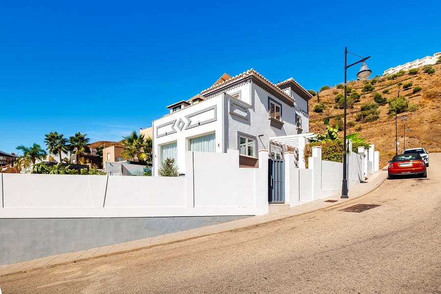 Luxusvilla mit Swimmingpool, Meerblick und 2 separaten Apartments