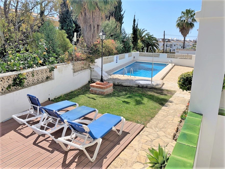 Appartement idéalement situé près de la célèbre plage de Burriana et à proximité du centre animé de Nerja, pour de merveilleuses vacances à la plage à Nerja.