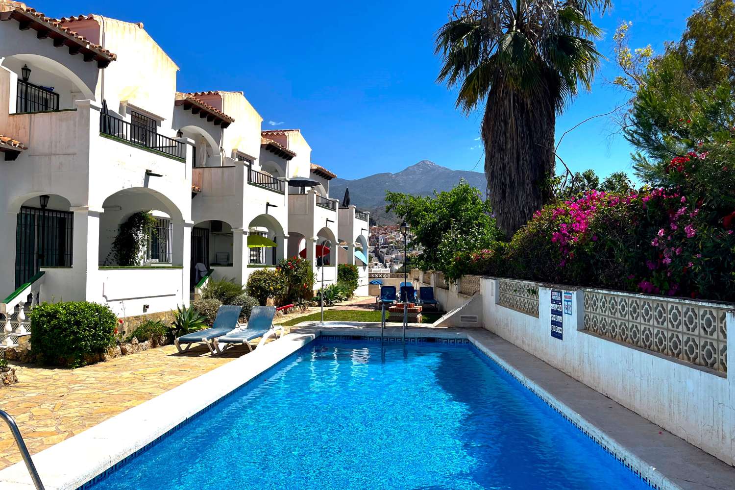 Appartement ideaal gelegen vlakbij het bekende Burriana strand en vlakbij het levendige centrum van Nerja, voor een heerlijke strandvakantie in Nerja.