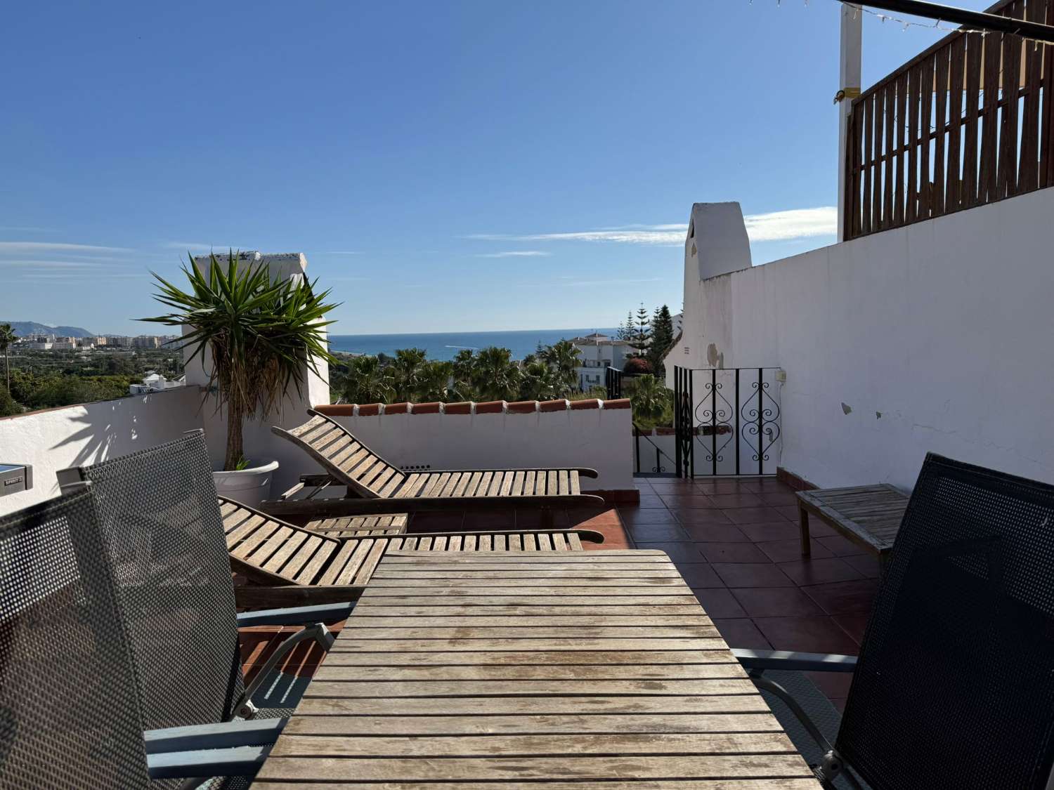 Mooi townhouse dat bestaat uit een hoofdwoning en een separaat appartement gelegen in de populaire wijk Punta Lara in Nerja.