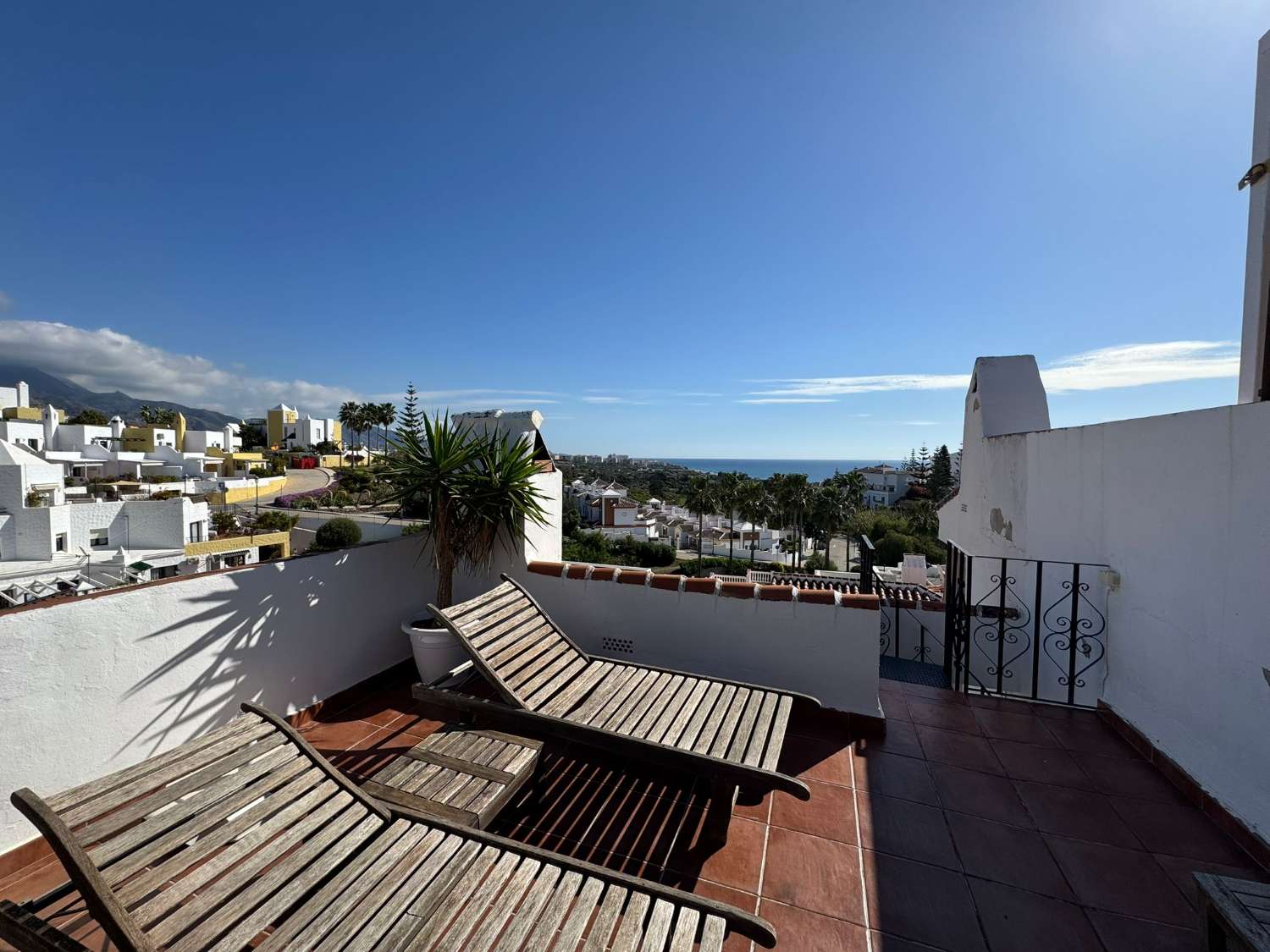 Mooi townhouse dat bestaat uit een hoofdwoning en een separaat appartement gelegen in de populaire wijk Punta Lara in Nerja.