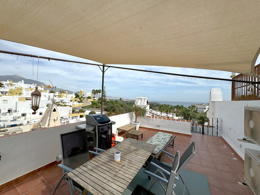 Belle maison de ville qui se compose de la partie principale et d’un appartement séparé situé dans le quartier populaire de Punta Lara à Nerja.