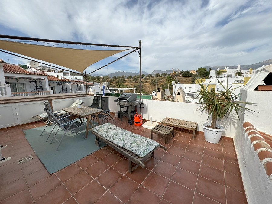 Mooi townhouse dat bestaat uit een hoofdwoning en een separaat appartement gelegen in de populaire wijk Punta Lara in Nerja.