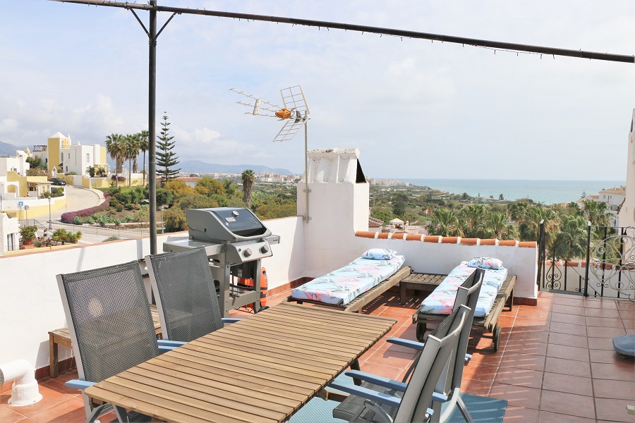 Mooi townhouse dat bestaat uit een hoofdwoning en een separaat appartement gelegen in de populaire wijk Punta Lara in Nerja.