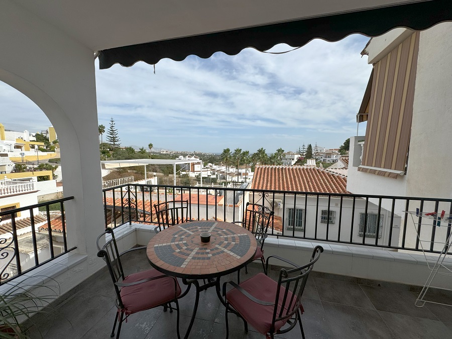 Mooi townhouse dat bestaat uit een hoofdwoning en een separaat appartement gelegen in de populaire wijk Punta Lara in Nerja.