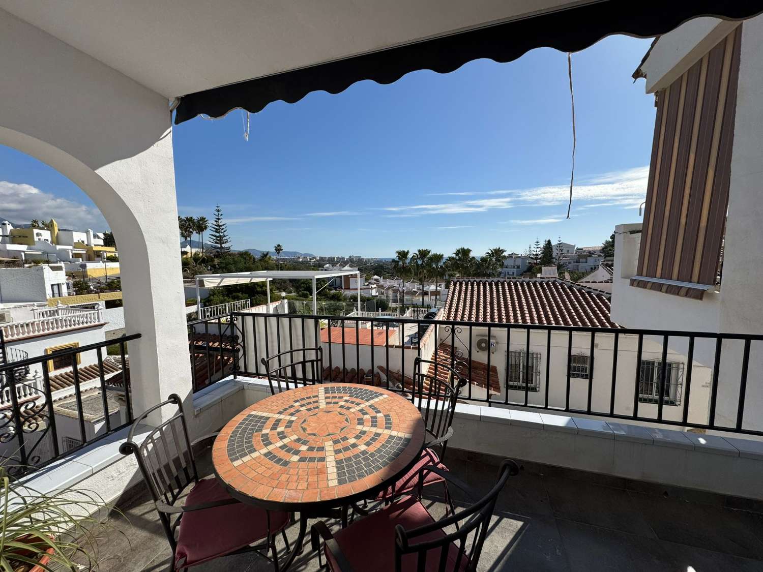 Mooi townhouse dat bestaat uit een hoofdwoning en een separaat appartement gelegen in de populaire wijk Punta Lara in Nerja.