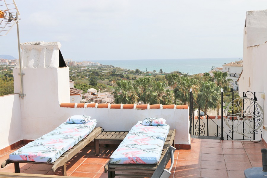 Preciosa casa adosada que consta de la parte principal y un apartamento independiente situado en la popular zona de Punta Lara en Nerja.