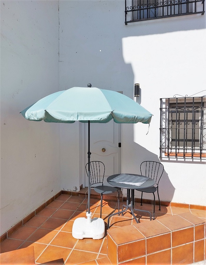 Mooi townhouse dat bestaat uit een hoofdwoning en een separaat appartement gelegen in de populaire wijk Punta Lara in Nerja.