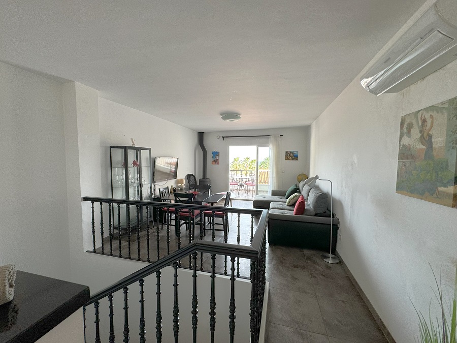 Mooi townhouse dat bestaat uit een hoofdwoning en een separaat appartement gelegen in de populaire wijk Punta Lara in Nerja.