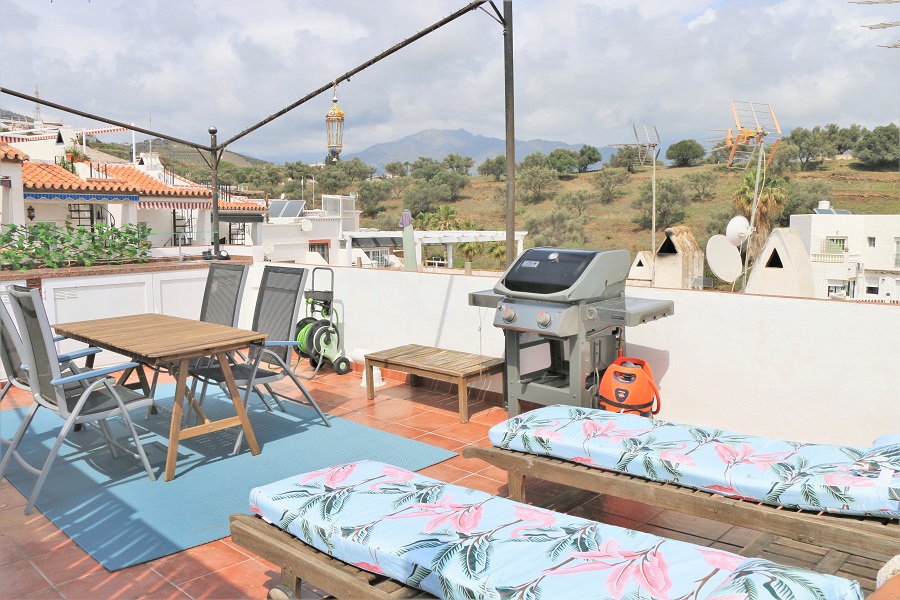 Preciosa casa adosada que consta de la parte principal y un apartamento independiente situado en la popular zona de Punta Lara en Nerja.