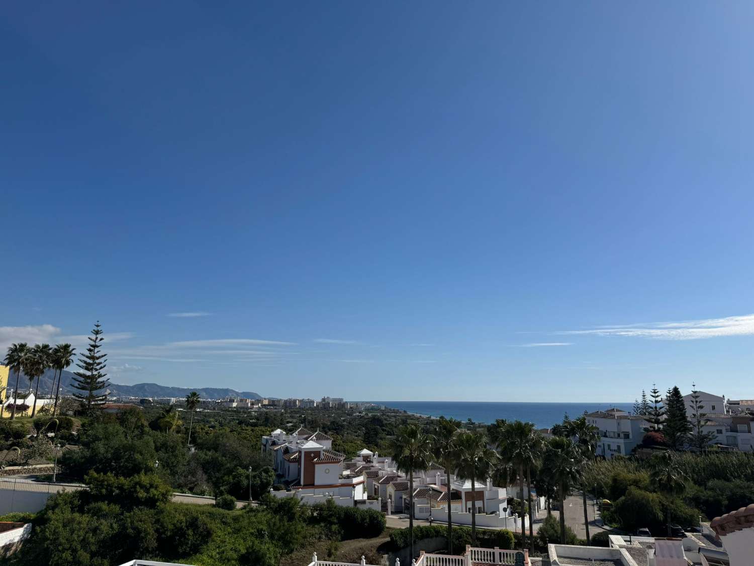 Mooi townhouse dat bestaat uit een hoofdwoning en een separaat appartement gelegen in de populaire wijk Punta Lara in Nerja.