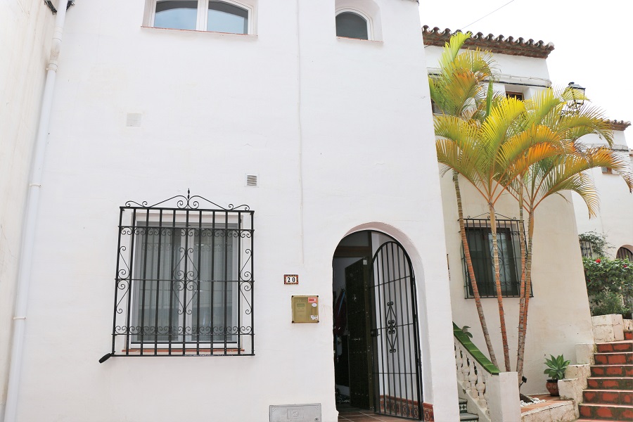 Belle maison de ville qui se compose de la partie principale et d’un appartement séparé situé dans le quartier populaire de Punta Lara à Nerja.