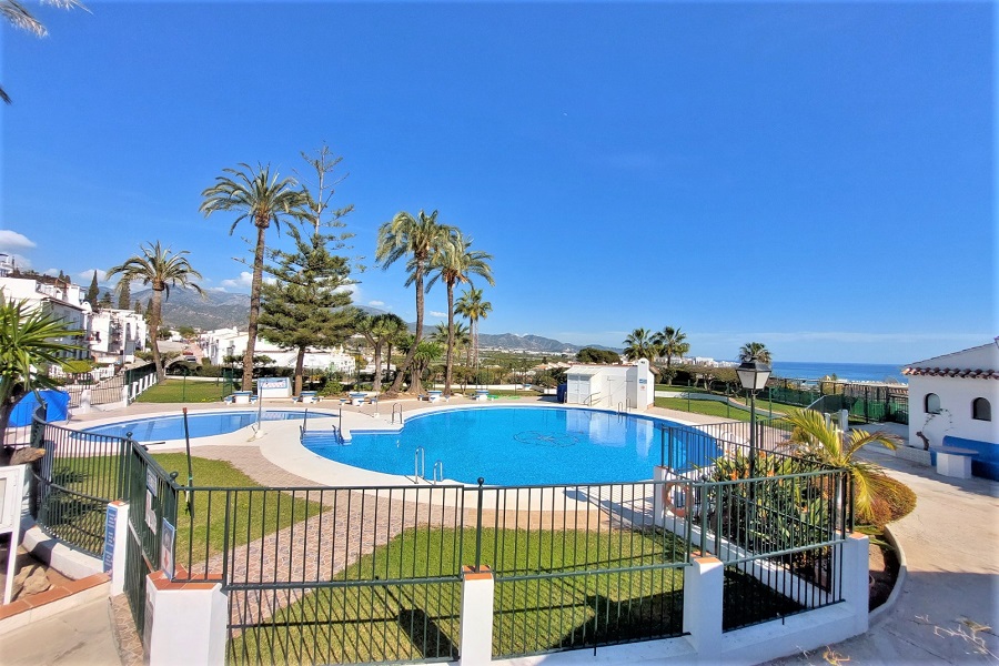 Mooi townhouse dat bestaat uit een hoofdwoning en een separaat appartement gelegen in de populaire wijk Punta Lara in Nerja.