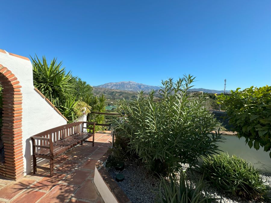 Good opportunity for investors. 7 studios in Vélez-Malaga with pool and beautiful mountain views.