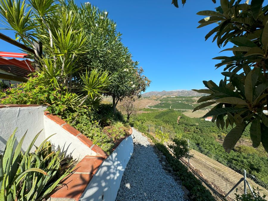 Buena oportunidad para inversores. 7 estudios en Vélez-Málaga con piscina y vistas a la montaña.