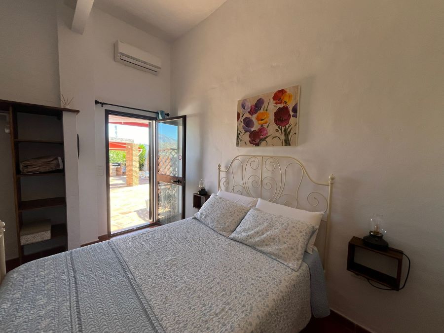 Good opportunity for investors. 7 studios in Vélez-Malaga with pool and beautiful mountain views.