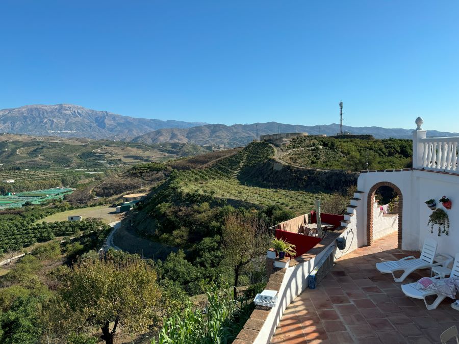 Buena oportunidad para inversores. 7 estudios en Vélez-Málaga con piscina y vistas a la montaña.