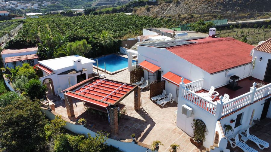 Good opportunity for investors. 7 studios in Vélez-Malaga with pool and beautiful mountain views.