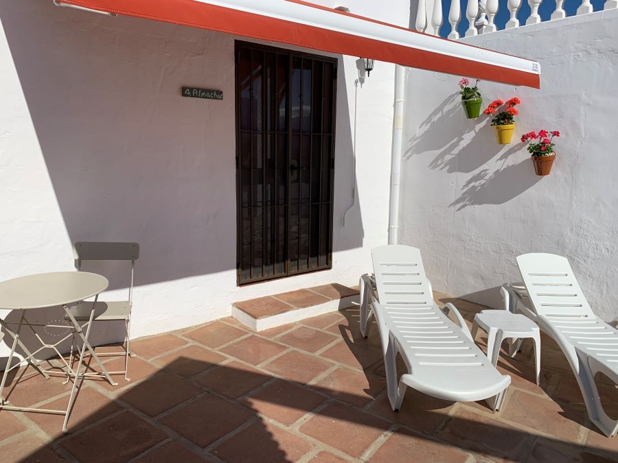 Good opportunity for investors. 7 studios in Vélez-Malaga with pool and beautiful mountain views.