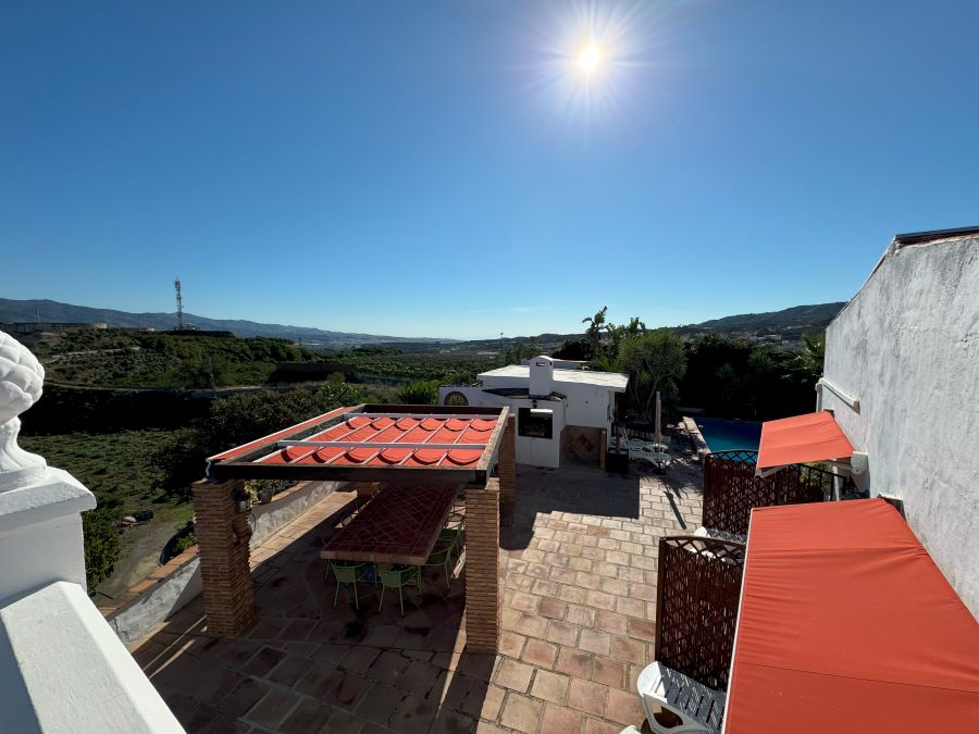 Good opportunity for investors. 7 studios in Vélez-Malaga with pool and beautiful mountain views.