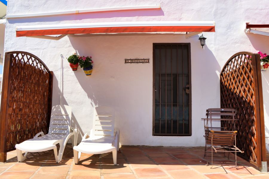 Buena oportunidad para inversores. 7 estudios en Vélez-Málaga con piscina y vistas a la montaña.