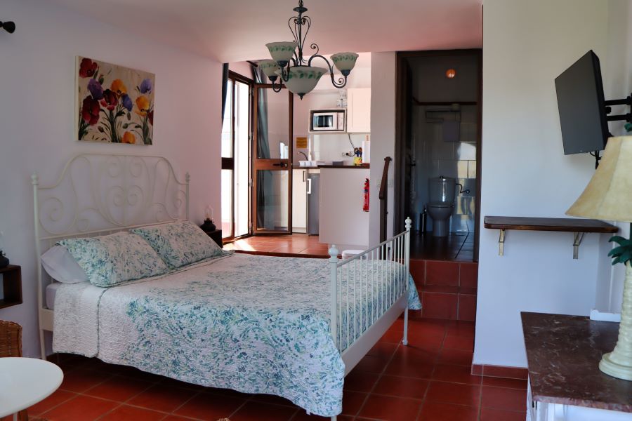 Good opportunity for investors. 7 studios in Vélez-Malaga with pool and beautiful mountain views.