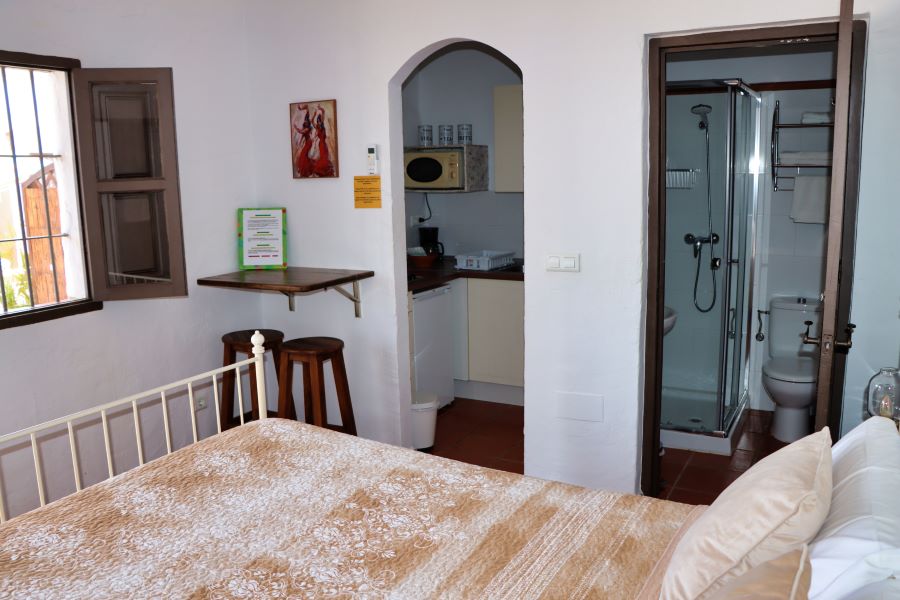 Buena oportunidad para inversores. 7 estudios en Vélez-Málaga con piscina y vistas a la montaña.